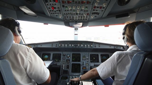 Zwei Piloten in einem Cockpit