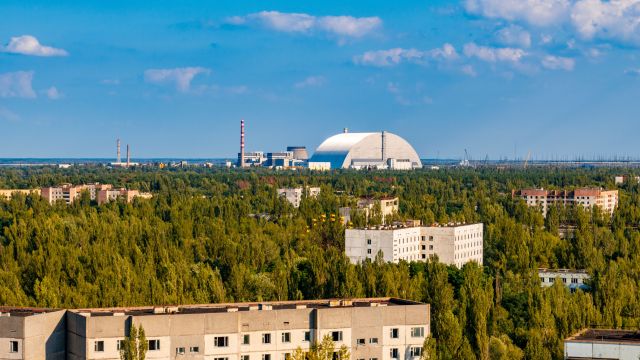 Das Kernkraftwerk Tschernobyl von fern fotografiert mit dem New Safe Confinementt