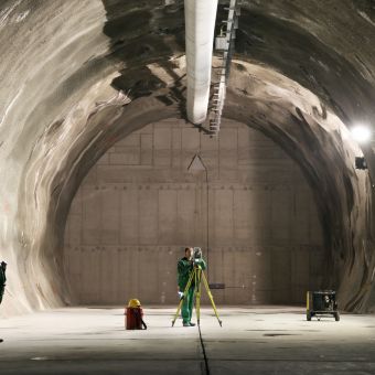 Zwei Forscher führen in einem Endlagertunnel Messungen durch.