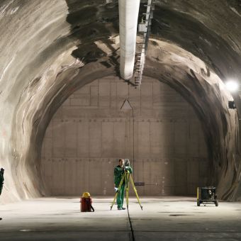 Zwei Forschende führen in einem Endlagertunnel Messungen durch.