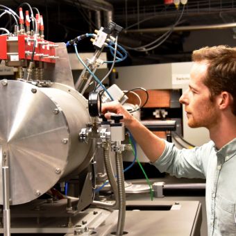 GRS-Projektleiter Matthias Dewald am Detektor der AMS-Anlage der Kölner Universität. Hier werden die gesuchten Radionuklide gezählt, nachdem sie durch zwei Massenspektrometer und einen Beschleuniger von den übrigen Ionen aus der Probe getrennt wurden (Quelle: GRS)