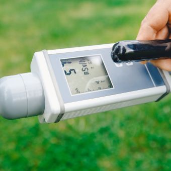 Ein Dosimeter wird im Freien eingesetzt