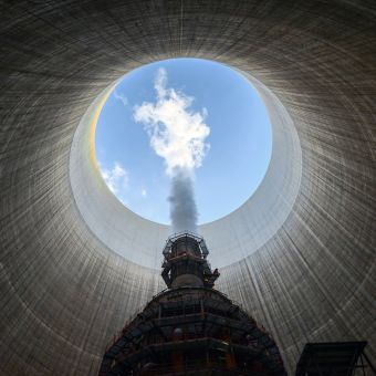 Blick durch den Kühlturm eines Kraftwerks in Richtung Himmel