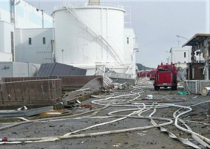 Feuerwehr auf dem zerstörten Gelände in Fukushima