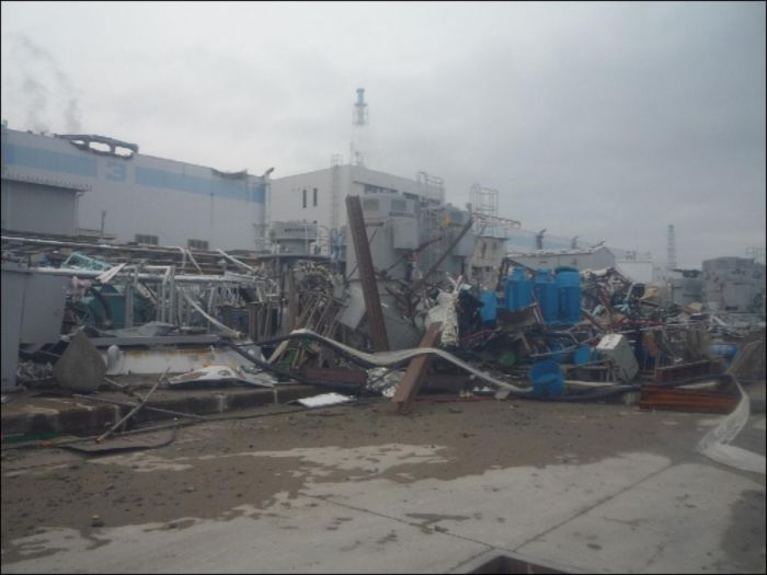 Blick auf das Turbinenhaus von Block 3 (links im Hintergrund) nach dem Tsunami