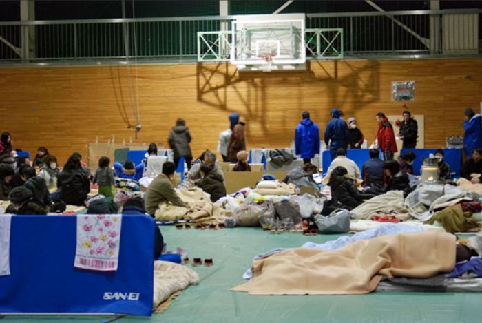 Notunterkunft in einer Schulsporthalle in Kōriyama, Präfektur Fukushima Notunterkunft in einer Schulsporthalle in Kōriyama, Präfektur Fukushima