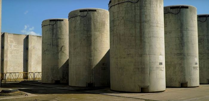 Trockenlager der Firma Holtec International mit Beton-Silos, in denen jeweils 24 abgebrannte Brennelemente lagern Trockenlager der Firma Holtec International mit Beton-Silos, in denen jeweils 24 abgebrannte Brennelemente lagern