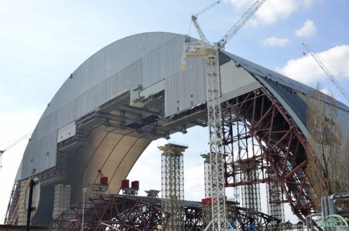 Bau des New Safe Confinments. Nach acht Jahren Bauzeit konnte das 36.000 Tonnen schwere New Safe Confinement (NSC) über den alten Sarkophag geschoben werden. Es ist 110 Meter hoch, 160 Meter lang und 260 Meter breit und bedeckt eine Fläche von 85.000 Quadratmetern