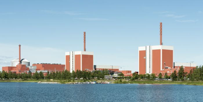 Olkiluoto-3 (links im Bild) ist das erste KKW vom Typ EPR, das in Europa realisiert wurde. Nebenstehend die älteren Anlagen Olkiluoto-1 und -2, beides Siedewasserreaktoren schwedischer Bauart 
