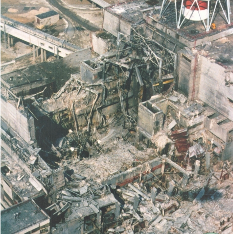Blick in den zerstörten Reaktorblock des Kernkraftwerks Tschernobyl