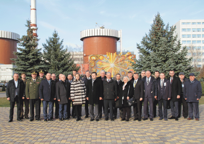 Gruppenbild mit der Botschafterin Anka Feldhusen und Vertretern des Kraftwerks, der Nationalgarde, der deutschen Partnerfirmen und der GRS