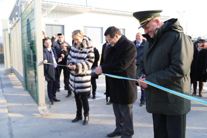 Symbolische Eröffnung des neuen Fahrzeugkontrollpunktes am Kernkraftwerksstandort Süd-Ukraine durch die deutsche Botschafterin in der Ukraine, den Generaldirektor des KKW und den Stabschef der Nationalgarde der Ukraine (v.l.n.r.) 