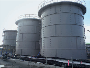 Foto der Wassertanks auf dem Anlagengelände von Fukushima