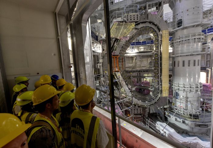 ITER Projekt Blick auf bereits montierte toroidale Feldspulen und Vakuumkammersegmente im ITER-Projekt