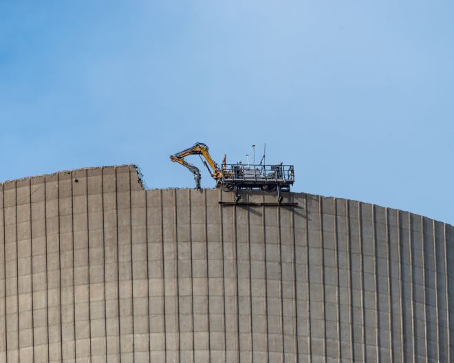 Ein Spezialkran baut den Kühlturm eines Kernkraftwerks zurück. 