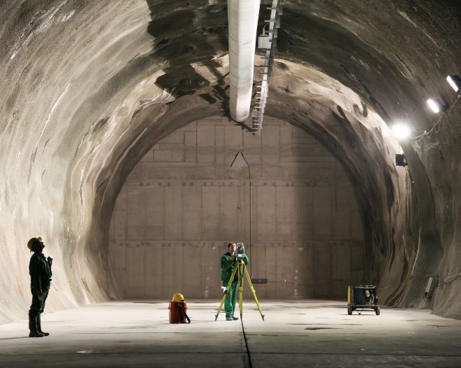 Zwei Forscher führen in einem Endlagertunnel Messungen durch.