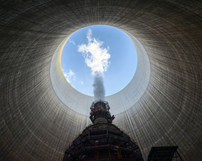 Blick durch den Kühlturm eines Kraftwerks in Richtung Himmel
