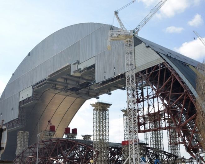 Bau des New Safe Confinments. Nach acht Jahren Bauzeit konnte das 36.000 Tonnen schwere New Safe Confinement (NSC) über den alten Sarkophag geschoben werden. Es ist 110 Meter hoch, 160 Meter lang und 260 Meter breit und bedeckt eine Fläche von 85.000 Quadratmetern