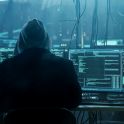 Hacker vor PC-Bildschirmen