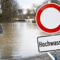 Hochwasser an einem deutschen Fluss mit dem einem Warnschild
