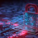 Ein abstraktes Bild, das die Konzepte von Cyber-Sicherheit, Ransomware und E-Mail-Phishing darstellt. Es zeigt verschlüsselte digitale Daten und Technologien, die zum Schutz vor Cyber-Bedrohungen eingesetzt werden.
