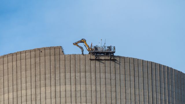 Forschung Rückbau Ein Spezialkran baut den Kühlturm eines Kernkraftwerks zurück.