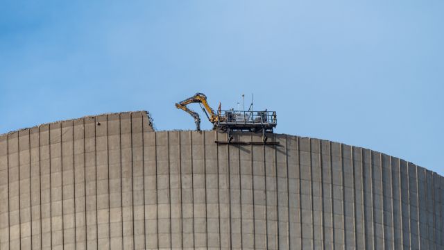 Ein Spezialkran baut den Kühlturm eines Kernkraftwerks zurück. 