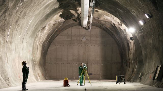 Zwei Forscher führen in einem Endlagertunnel Messungen durch.