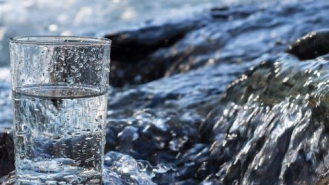 Wasserglas vor Felswasser