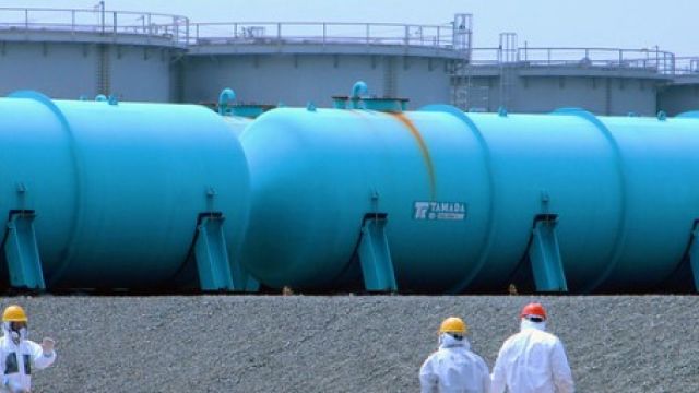 Blick auf die Tanks mit kontaminiertem Wasser auf dem Anlagengelände  in Fukushima 
