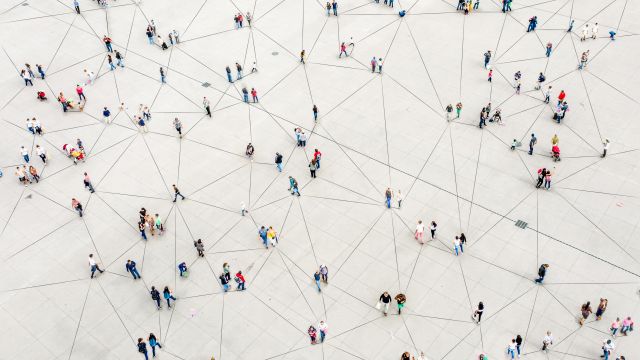 Luftaufnahme von Menschen, die über Linien miteinander verbunden sind.