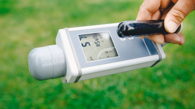 Ein Dosimeter wird im Freien eingesetzt
