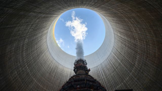 Reaktorsicherheit Blick durch den Kühlturm eines Kraftwerks in Richtung Himmel