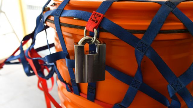 Transportsicherheit Oranges Abfallfass mit Gurten und Schloss gesichert