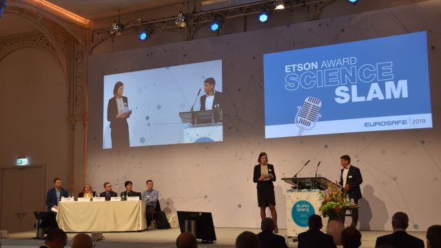Preisverleihung des Science Slam während der EUROSAFE