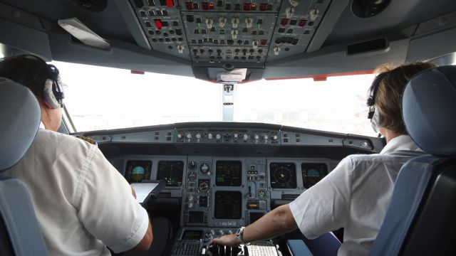 Angewandter Strahlenschutz Zwei Piloten in einem Cockpit