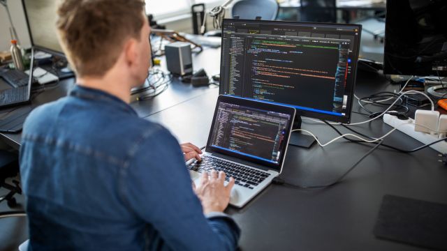 Computerprogrammierer arbeitet an neuem Softwareprogramm