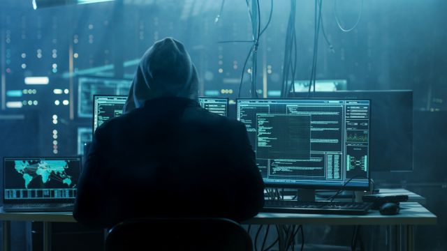 Hacker vor PC-Bildschirmen