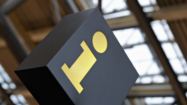 Informationsquellen Hinweisschild in einem Flughafen