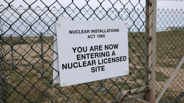 Stacheldrahtzaun vor nuklearer Zone