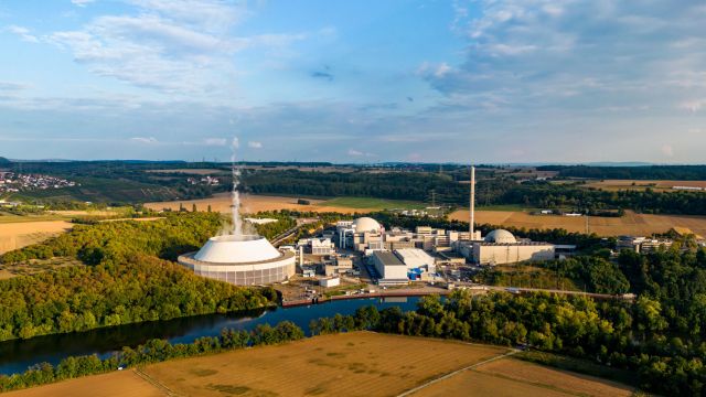 Kernkraftwerk Neckarwestheim mit seinem Hybridkühlturm