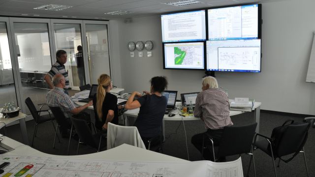 Das Team des GRS-Notfallzentrums bei einer Besprechung