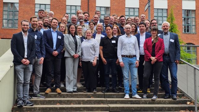 Gruppenfoto auf einer Treppe Die Teilnehmer*innen des Kristallin-Workshops