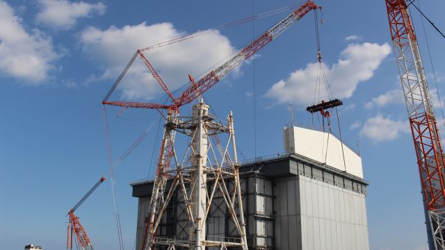 Installation des neuen Dachs an Block 1