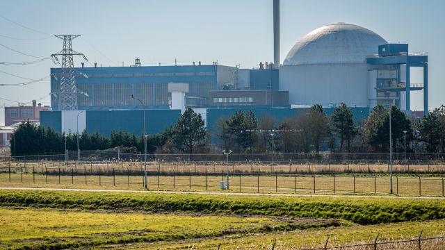 KKW Borssele, im Vordergrund Wiesen mit Zäunen
